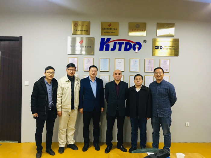 <strong>中船動力有限公司、鎮江市高新區商務局等領導一行蒞臨我司參觀考察</strong>